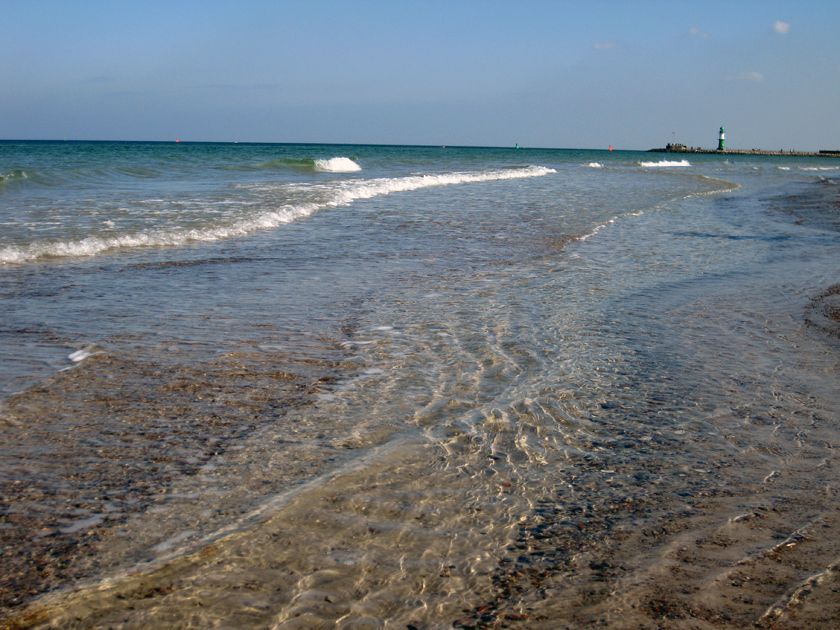 Die Badewasserqualität ist, wie hier in Warnemünde, in ganz Mecklenburg-Vorpommern wieder hervorragend.
