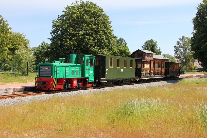 Hier ist die Schmalspurbahn Lütt Kaffeebrenner im Einsatz zu sehen.