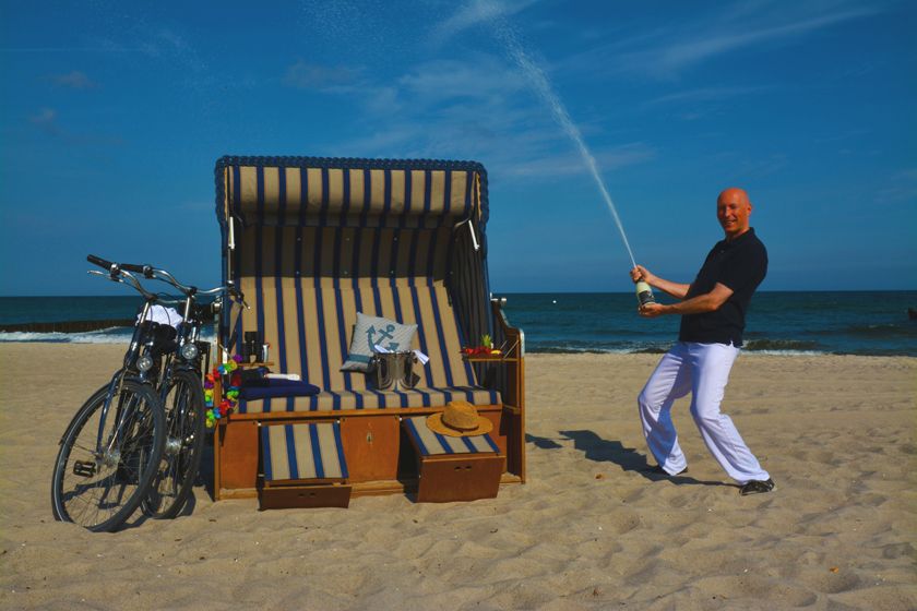 Am Strand von Ahrenshoop verrichtet der Strand Concierge seine Dienste.