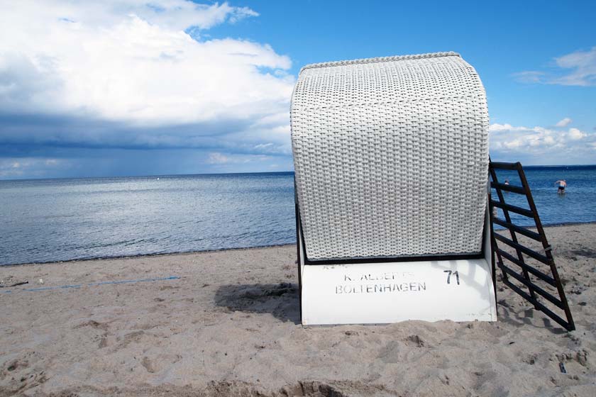 Die Strandaufspülung im Ostseebad Boltenhagen hat begonnen.