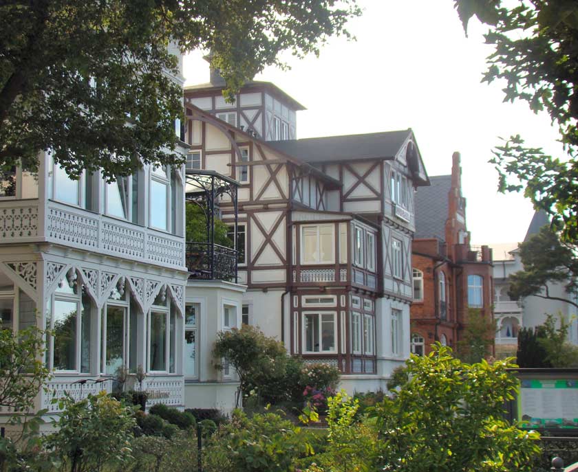 Auf der Strandpromenade in Binz finden Sie besonders viele Häuser und Villen im Stil der Bäderarchitektur.