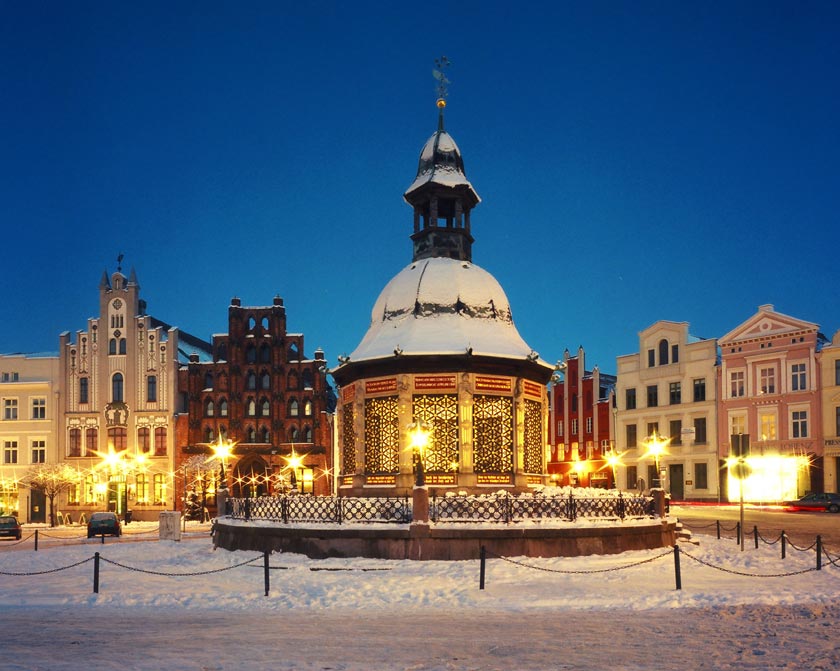 Auf dem Marktplatz in Wismar steht die Eisbahn noch bis zum 16. Februar 2014.