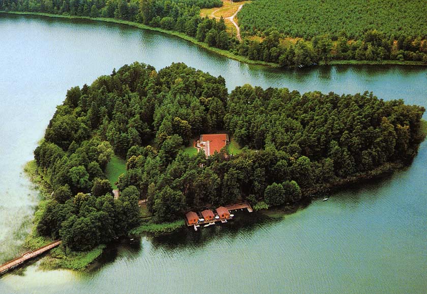 Das Inselhotel auf der Herzinsel im Brückentinsee bietet ein tolles Arrangement zum Valentinstag an.