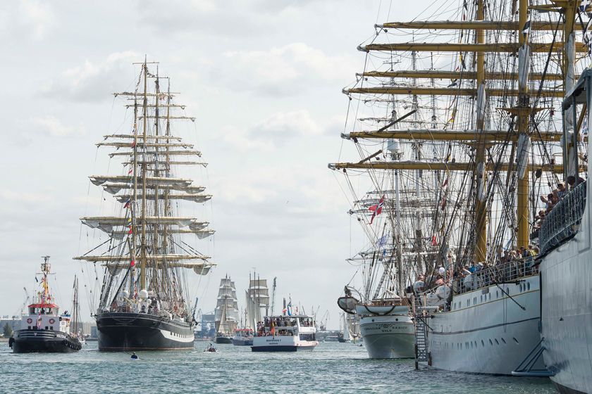 Solche Schiffe sind zur Hanse Sail reichlich in Rostock und Warnemünde vertreten.