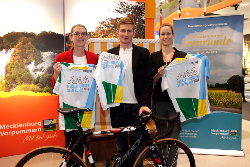 Radstar Andre Greipel präsentiert auf der ITB die Mecklenburger-Seenrunde.