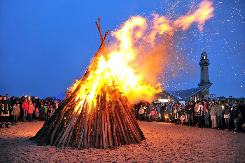 Das Osterfeuer am Strand von Warnemünde gehört zu den Highlights zu den Osterfeiertagen im Ostseebad.