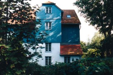 Das Künstlerhaus Lukas in Ahrenshoop ist die Ausstellungsstätte des Zuflucht-Festivals.