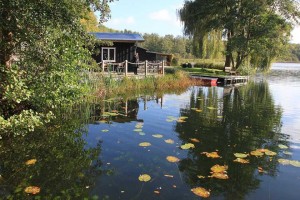 Brückenhäuser wie dieses gibt es einige in der Region rund um den Schaalsee in Mecklenburg-Vorpommern.