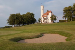 Golfen vor der Schlosskulisse im Hotel Schloss Ranzow in Lohme auf Rügen - Foto: Hotel Schloss Ranzow