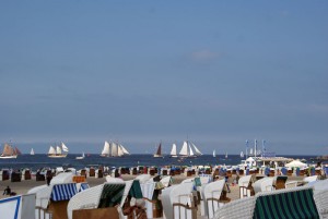 Die Hanse Sail ist das größte maritime Volksfest in Mecklenburg-Vorpommern. Hier sehen Sie mehrere große Segelschiffe auf der Ostsee.