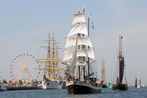 Die Hanse Sail zieht nicht nur, wie hier, viele Schiffe, sondern auch viele Besucher nach Rostock und Warnemünde.