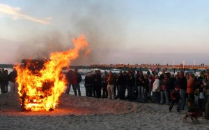 Die Osterfeuer am Strand von Binz erfreuen Groß und Klein