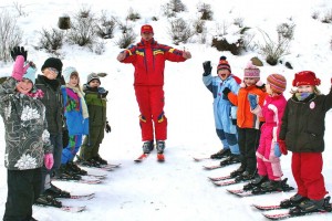 Skilehrer Alex mit Teilnehmern seiner Skischule im Familotel Borchards Rookhus in der Mecklenburgischen Seenplatte.