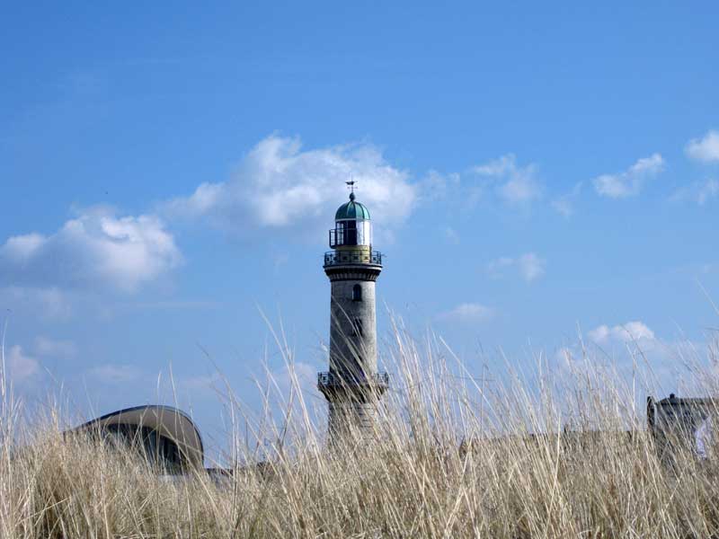 Der Leuchtturm im Ostseebad Warnemünde zählt zu den schönsten Sehenswürdigkeiten in Rostock.