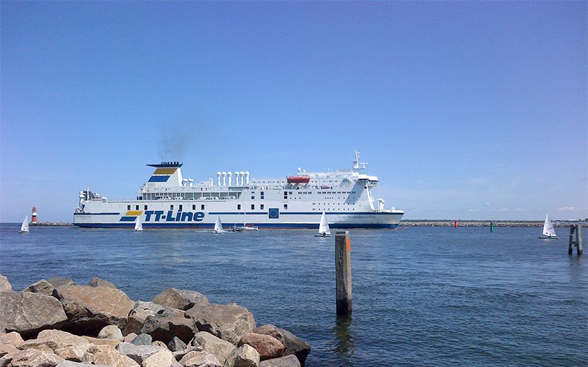 Die Fähre Huckleberry Finn von TT-Line aus Trelleborg kommen beim Einlaufen in den Rostocker Hafen.